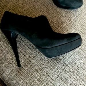 Fits a 7 1/2”  Black suede edgy and 🔥